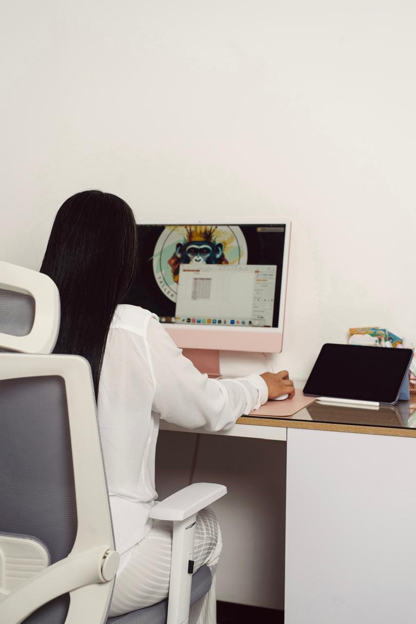 Artista Monik Zúñiga en su taller